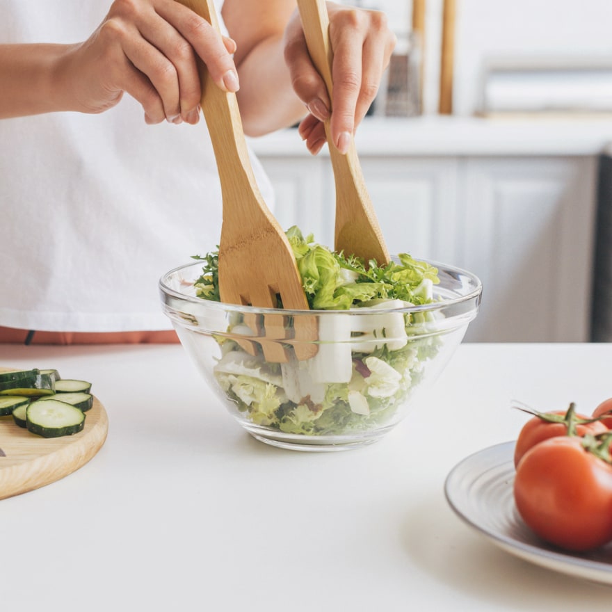 Foto recortada de mulher preparando uma deliciosa salada saudável